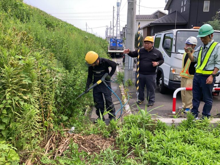 環境に配慮した新技術「温水除草システム」の実証実験を実施しました