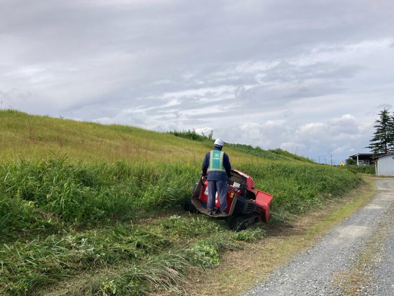 バイオディーゼル燃料を活用した環境配慮型の除草実験を実施