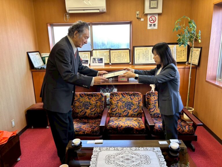 税務署表敬訪問にて、優良申告法人として表彰を受けました。